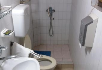 LAZAREV KONAK has rooms with a private hot tub