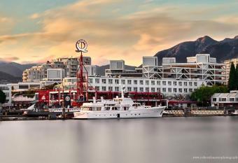 The Lonsdale Quay Hotel has rooms with a private hot tub