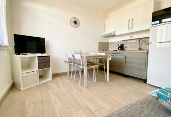 Le St Martin, T2 PARKING, CAVE, WIFI, proche centre allows 18 year olds to book a room