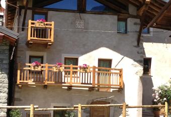 Le Petit Relais allows 18 year olds to book a room