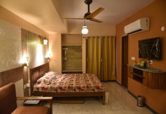 Prem Niwas Boutique Hotel allows 18 year olds to book a room