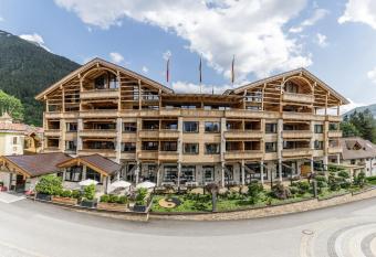 Cocoon - Alpine Boutique Lodge has Balcony rooms