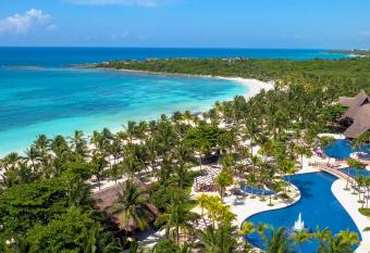 Barcel   Maya Beach - All Inclusive has rooms with a private hot tub