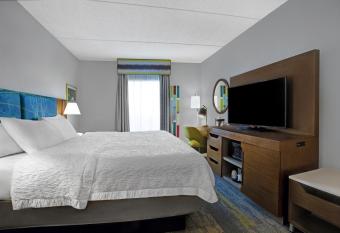 Hampton Inn & Suites Augusta West has rooms with a private hot tub