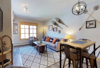 Passage Point 422 has Balcony rooms