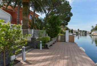 Villa Requesens on Canal has rooms with a private hot tub