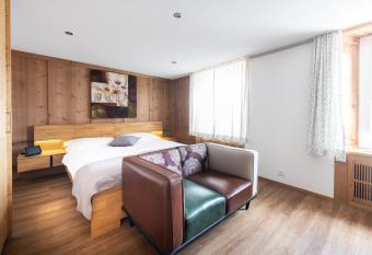 La Tgoma - Hotel & Restaurant allows 18 year olds to book a room