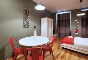 Aparthotel Oporto Entreparedes allows 18 year olds to book a room