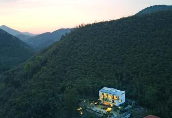 Moganshan Boinn has rooms with a private hot tub