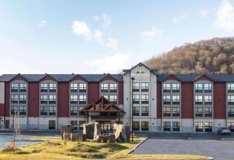 Microtel Inn & Suites by Wyndham Mont Tremblant allows 18 year olds to book a room