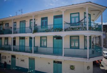 Flor de Lirio has Balcony rooms