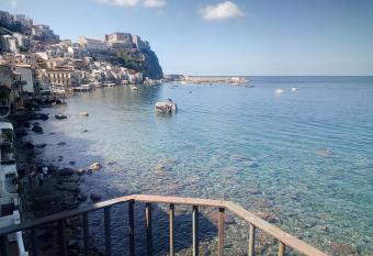 CHIANALEA SCILLA al CASTELLO di SCILLA CHIANALEA APARTMENTS & ROOMS has Balcony rooms