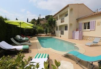 La Bastide des Pins allows 18 year olds to book a room