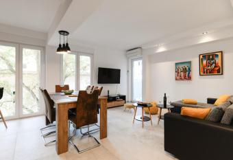 Donatus - Modern apartment near the bridge/centre has Balcony rooms