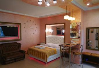 ApartHotel Dom has rooms with a private hot tub