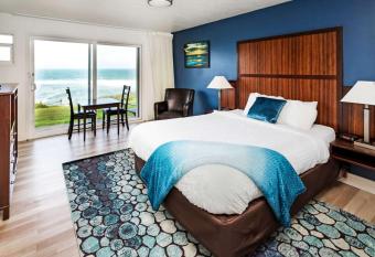 Clarion Inn Surfrider Resort has rooms with a private hot tub