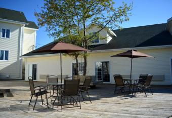 Cavendish Memotree Resort has rooms with a private hot tub