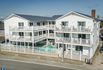 The Atlantic Motel has Balcony rooms