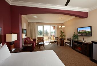 South Coast Winery Resort & Spa has rooms with a private hot tub