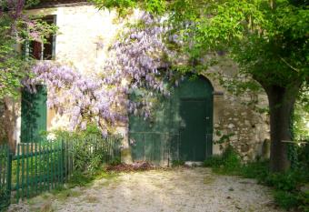 Maison de 3 chambres avec terrasse amenagee et wifi a Noves has Smoking rooms