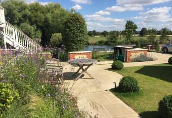 Thames Edge Rooms allows 18 year olds to book a room