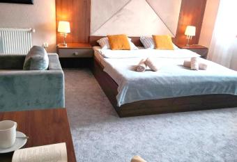 GO  CINIEC NAD SAW   has rooms with a private hot tub