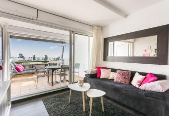 La vie en rose naturiste - Port Nature allows 18 year olds to book a room