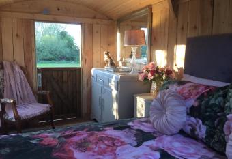 Y Cwt Bach allows 18 year olds to book a room