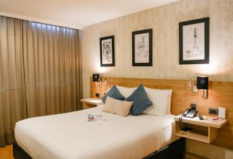 Hotel Casino Internacional has rooms with a private hot tub