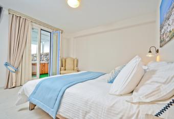 Naxos Island Hotel has rooms with a private hot tub