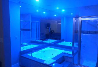 Economy Inn - Ontario Airport has rooms with a private hot tub