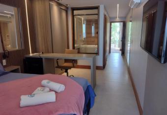 Deck de B  zios has rooms with a private hot tub