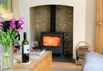 Jasmine Cottage has Balcony rooms