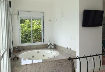 casa frente do mar has rooms with a private hot tub