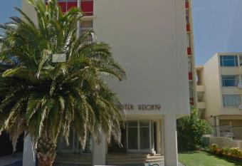 Modern rooms available close to the beach in Humewood allows 18 year olds to book a room