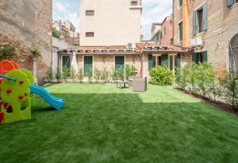 Corte dei Santi has Balcony rooms