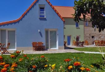 Catapeixe Holiday Apartments allows 18 year olds to book a room