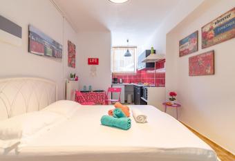 Cozy Studio near Downtown allows 18 year olds to book a room