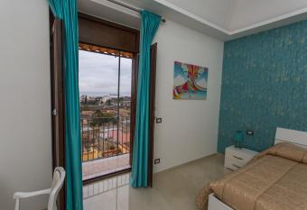 Decumano Massimo has Balcony rooms