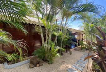 One bedroom house at Albion 100 m away from the beach with shared pool enclosed garden and wifi has Balcony rooms