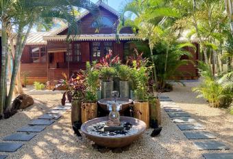 2 bedrooms house at Albion 100 m away from the beach with shared pool enclosed garden and wifi has Balcony rooms