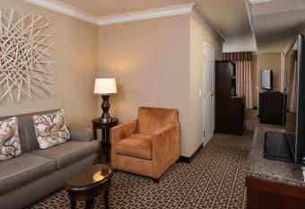 Hilton Garden Inn Napa has rooms with a private hot tub