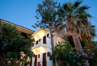 Hotel Finikounda has Balcony rooms