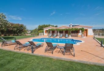 Casa da Ladeira Branca allows 18 year olds to book a room