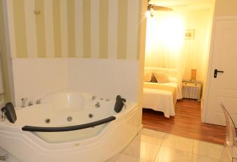 Hotel Rural Mansi  n has rooms with a private hot tub