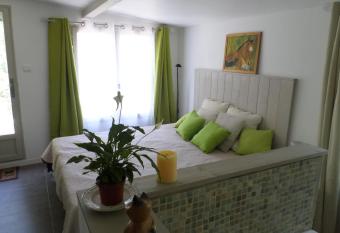 Chambre d H  te - Mas Le Barret allows 18 year olds to book a room