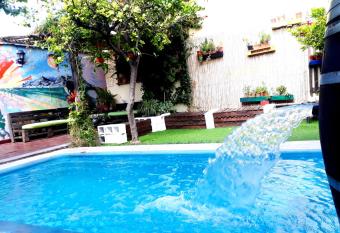 Hostel Estacion Mendoza allows 18 year olds to book a room