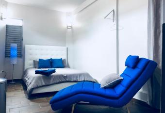 Modern Suite #0 - best location allows 18 year olds to book a room