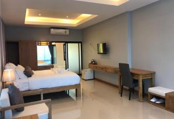 Look at Home Lamphun has rooms with a private hot tub