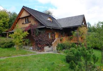 Chata w Beskidach - drewniany dom z widokiem na Babi   G  r   has Balcony rooms